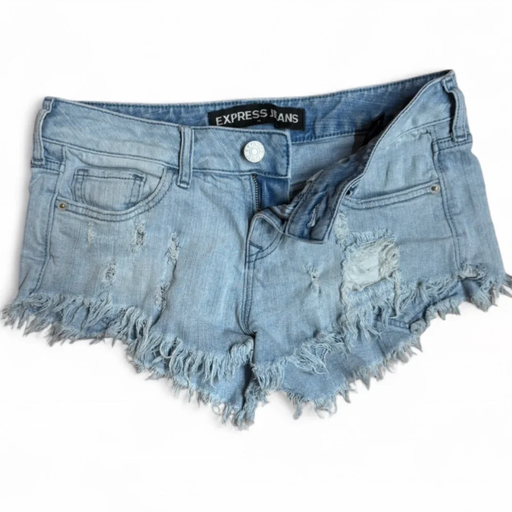 Express Jeans Women's Distressed Light Wash Denim Shorts Size 2 Frayed Hem - Picture 3 of 6